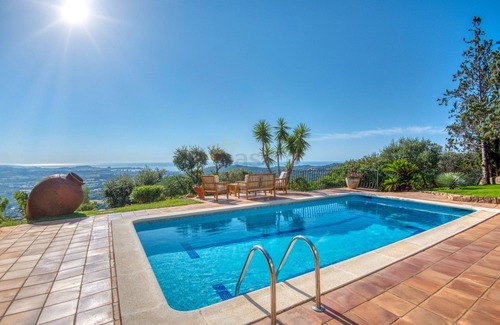 Calonge Ski Chalet | Casa El Mirador: Villa in the upper part of Cabanyes with magnificent sea view.