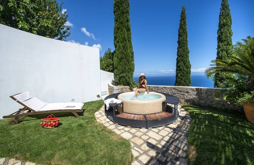 Praiano Ski Chalet | Casa Elena - In the center of Praiano, Parking & Panoramic Hot tub