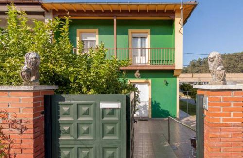 Puente San Miguel House | Casa entre "Mar y Montaña" centro de Cantabria, terraza, ajardinada, amplia y luminosa, hasta 10 personas