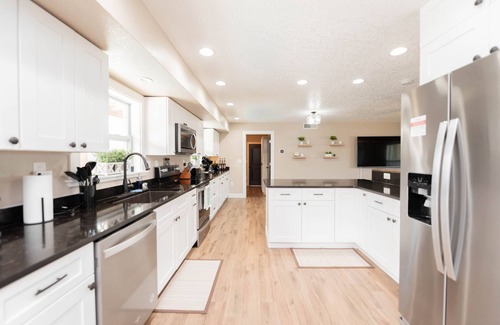 Fowlers House | Casa Espacio - Fun Family Pool Home w/Hot Tub & Game Room!