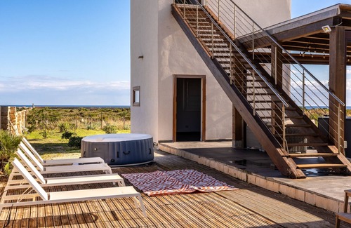 Syracuse Ski Chalet | Casa Faro del Plemmiro con Jacuzzi by Wonderful Italy