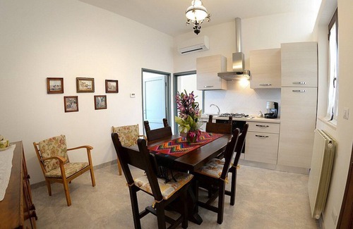 Chiusi House | Casa Fattorina B: A characteristic and welcoming apartment surrounded by the greenery, with Free WI-FI.