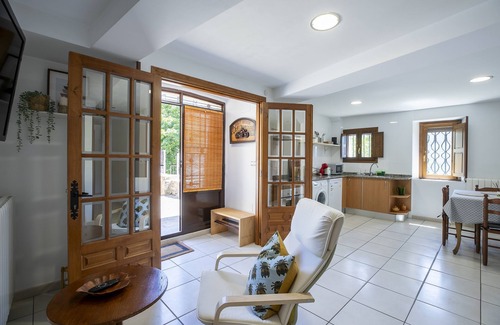 Castiello de Jaca Apartment | Casa Feli: Apartamento con Jardín Privado en los Pirineos