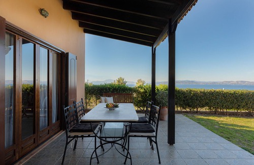 Vagia House | Casa Fos Aegina, 2 minutes from the sea on foot.