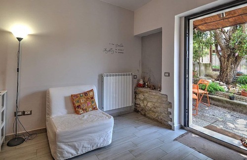 Spoleto House | Casa Geranio D: A modern and graceful two-story cottage situated in a quiet location, a few minutes from the town center, with Free WI-FI.