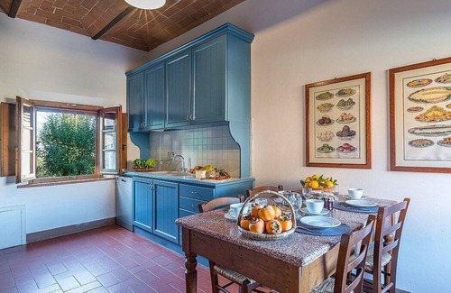 Asciano House | Casa Giobatta T: A characteristic and welcoming two-story apartment that is part of an ancient country house surrounded by the greenery, with Free WI-FI.