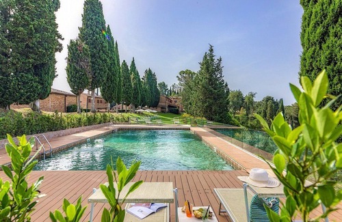 Asciano House | Casa Giobatta T: A characteristic and welcoming two-story apartment that is part of an ancient country house surrounded by the greenery, with Free WI-FI.