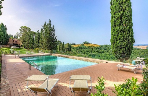Asciano House | Casa Giobatta T: A characteristic and welcoming two-story apartment that is part of an ancient country house surrounded by the greenery, with Free WI-FI.