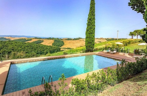 Asciano House | Casa Giobatta N: An elegant and welcoming apartment surrounded by the greenery, with Free WI-FI.