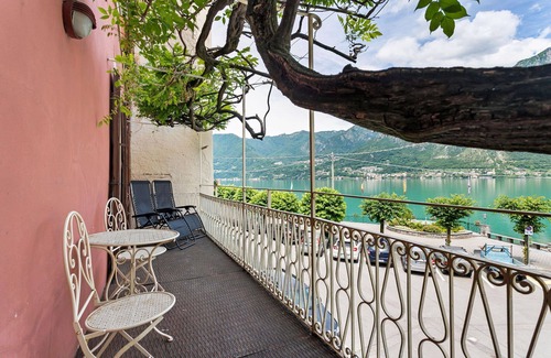 Claino Con Osteno House | Casa Glicine On The Lake, Vintage 4 Br Apartment With Garden By Halldis