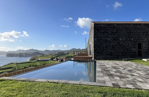Santo Antonio Cottage | Casa Guiomar, a Tranquilidade com a Vista de uma Piscina Inspiradora