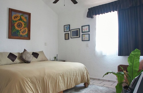 Morelia House | Casa Iona, beginning of downtown Morelia, warm, clean, coffee and garage included.