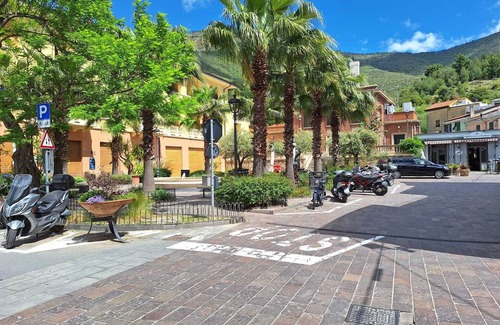 Cisano sul Neva House | Casa Iris Situata in Centro Paese a Pochi Minuti da Mare e Montagne