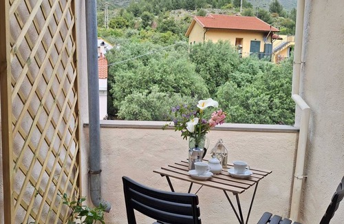 Cisano sul Neva House | Casa Iris Situata in Centro Paese a Pochi Minuti da Mare e Montagne