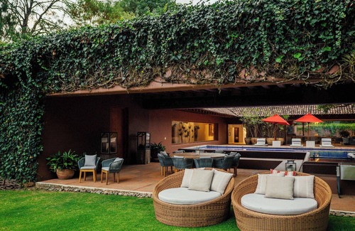 El Santuario House | Casa Izar, Magnificent Modern House with Pool and Lake View