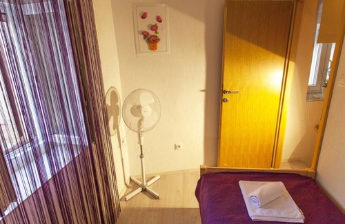 Cres House | Casa Laura Cres, 100m to the beach, 6 people, great location, free WiFi