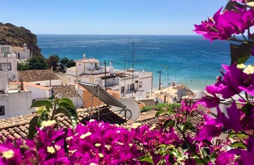 Burgau Apartment | Casa Lisa - fisherman's cottage, Burgau, 1 min to beach sleeps 2/4+ baby
