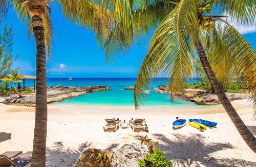 George Town House | Casa Luna 16: Luxe Resort South of Seven Mile Beach w/Pool, Heated Spa, & Beach Cove