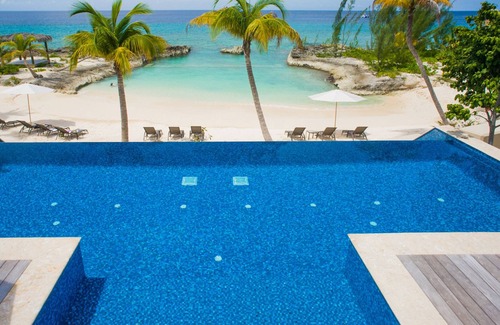 George Town House | Casa Luna 17: Luxe Oasis South of 7Mile Beach w/ Secret Beach Cove, Pool + Heated Spa