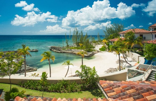 George Town House | Casa Luna 17: Luxe Oasis South of 7Mile Beach w/ Secret Beach Cove, Pool + Heated Spa
