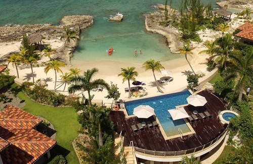 George Town House | Casa Luna 17: Luxe Oasis South of 7Mile Beach w/ Secret Beach Cove, Pool + Heated Spa