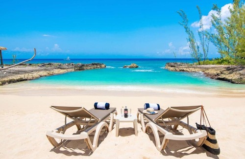 George Town Villa | Casa Luna 4 - Gated Seaside Village with Shared Pool, Jacquzi, & Beach Cove