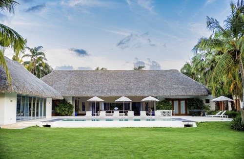 Los Naranjos Villa | Casa Luna Llena by Luxe Haus™ – Butlered Villa, Staff, Pool, Jacuzzi, Golf Carts