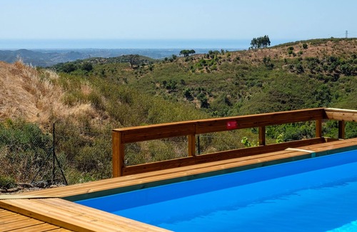 Fonte do Bispo Cottage | Casa Lynx, secluded hill top 2 bedroom getaway with pool and fenced garden