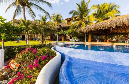 Troncones Bed & Breakfast | Casa Manzanillo Full Buy Out - Beach Front Location at Manzanillo Bay, 7 BR, Poo
