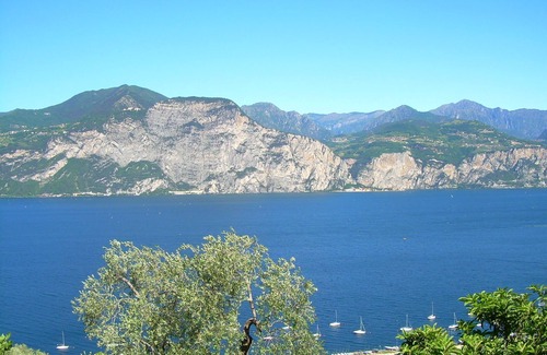Castelletto Apartment | Casa Margherita Apartment n. 4 with garden and lake view