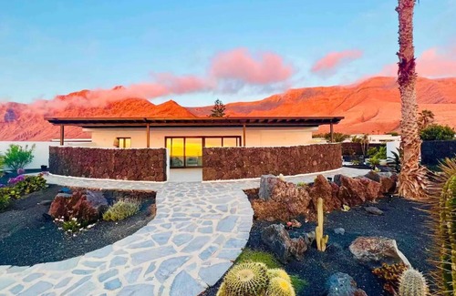 Urbanizacion Famara Villa | Casa Marina 4-Bed Villa with Pool in Famara