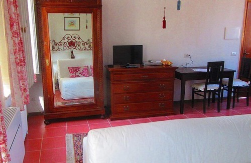 Govone House | Casa Menestrello A: A welcoming studio apartment situated in the Roero area of Piedmont, with Free WI-FI.