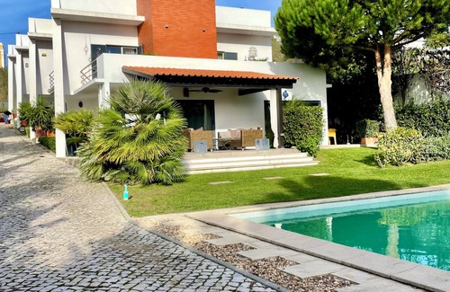 Caixas Villa | Casa Moderna, com piscina e fantástico jardim, perto de natureza e praias