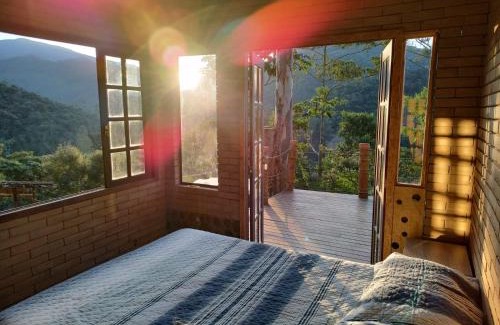 Teresopolis Ski Chalet | Casa Mohini Refúgio nas montanhas de Teresópolis Quarto com deck rede suspensa lareira cachoeira e piscina