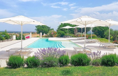 Monsano House | Casa Mortella B: A graceful apartment that is part of an ancient manor house, with Free WI-FI.