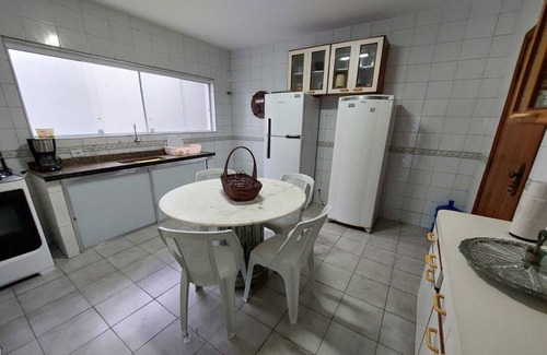 Jardim Belmar House | Casa na Quadra da Praia da Enseada, Acomoda até 12 Pessoas
