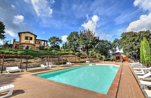 Montefiascone House | Casa Nocetta B: A characteristic and welcoming apartment that is part of an ancient country house surrounded by the greenery, with Free WI-FI.