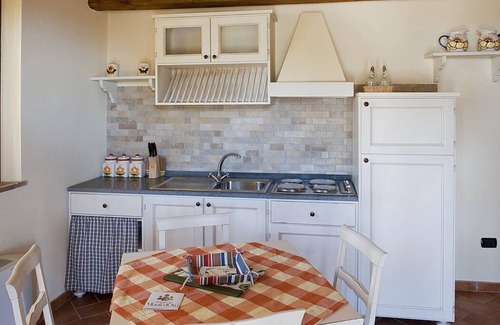 Montefiascone House | Casa Nocetta L: A characteristic and welcoming apartment that is part of an ancient country house surrounded by the greenery, with Free WI-FI.