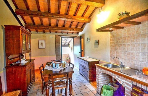 Sarnano House | Casa Noriana E: A characteristic and welcoming apartment situated in a quiet location, surrounded by a wonderful garden, with Free WI-FI.