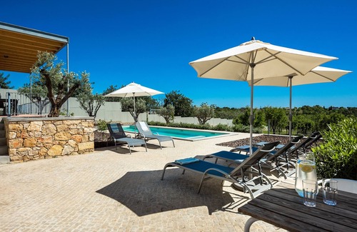 Loule House | Casa Oliveira, stylish vacation home with private pool in the hills of Algarve