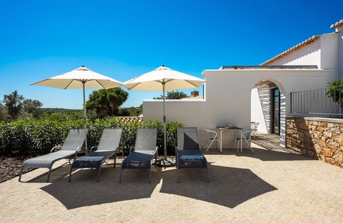 Loule House | Casa Oliveira, stylish vacation home with private pool in the hills of Algarve