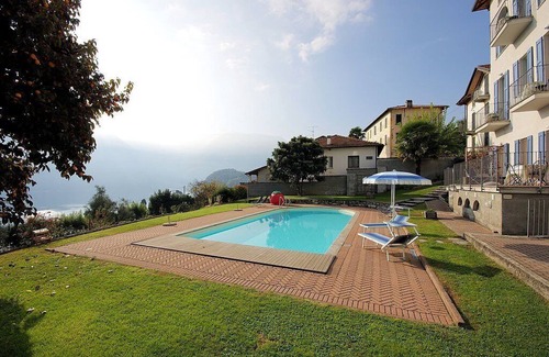 Azzano House | Casa Panorama Uno: A bright and cheerful studio apartment situated at a short distance from the shores of Lake Como, with Free WI-FI.