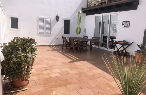 Corralejo Apartment | Casa Patio - Large vacation apartment with terrace and patio by the sea