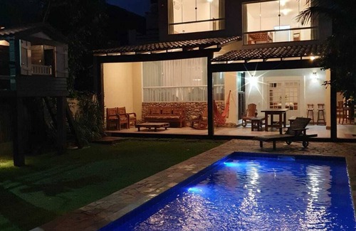Maresias House | Casa Pé na Areia in Maresias, watch the video together with the photos of the house.