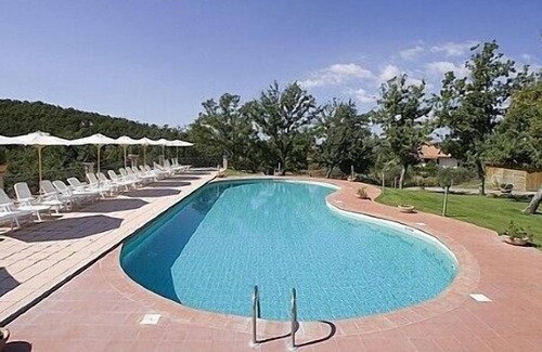Sorano House | Casa Pegaso B: A characteristic apartment surrounded by meadows and by green hills.