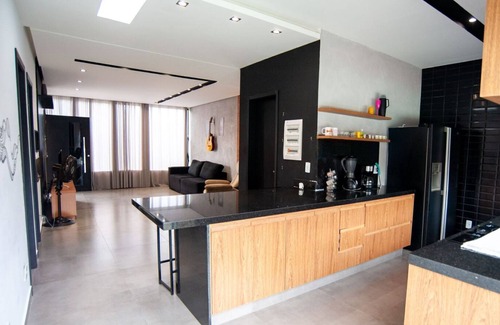 Jacone House | Casa pet friendly c piscina, churrasqueira e wi-fi