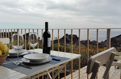 Pozzillo House | Casa Pozzillo: two rooms with splendid sea right in front of the house!