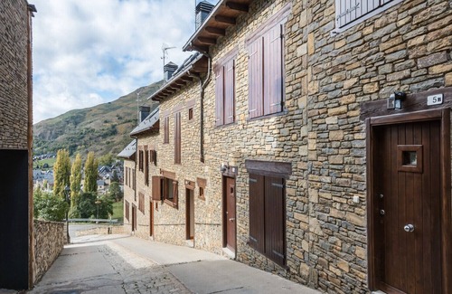 Pujo Ski Chalet | Casa Pujo by Totiaran, for 6 adults, in Salardu, 5 km from Baqueira