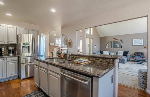 Grand Junction House | Casa Rimrock: Pergola Dining and Monument Views