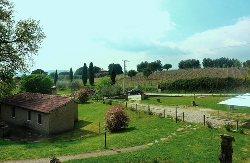 Pitigliano House | CASA RINA: Detached house with 400 M2 private fenced garden, swimming pool.